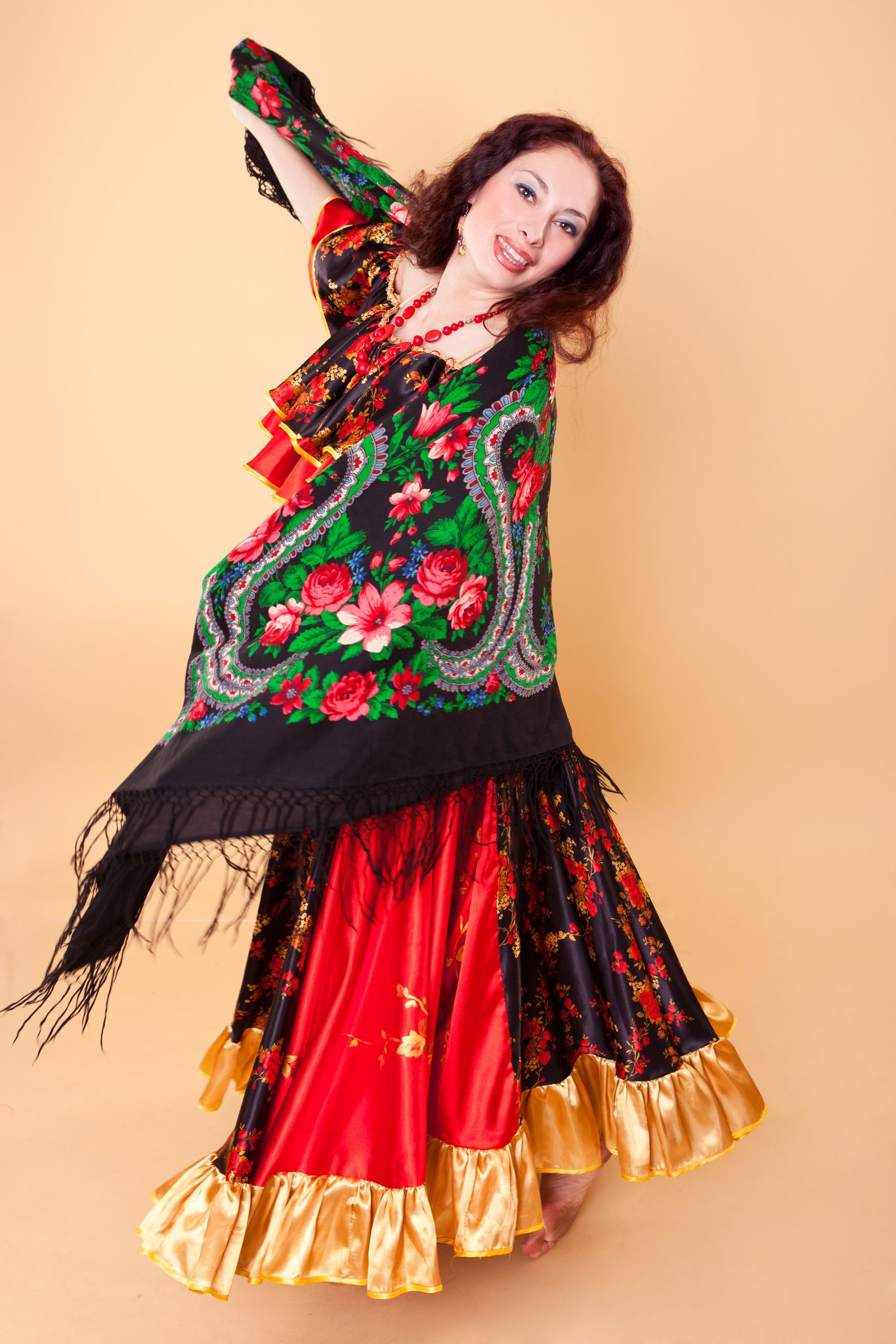 Груша цыганочка. Цыганский танец. Цыганский платок. Цыганка танцует. Цыганские костюмы для танцев.