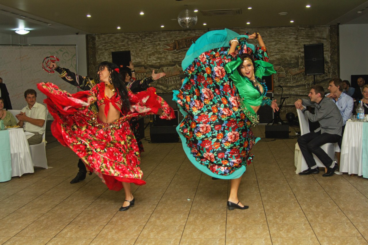 Цыганская танцевальная веселая. Цыганский народный танец. Традиционный Цыганский танец. Танцы цыган.