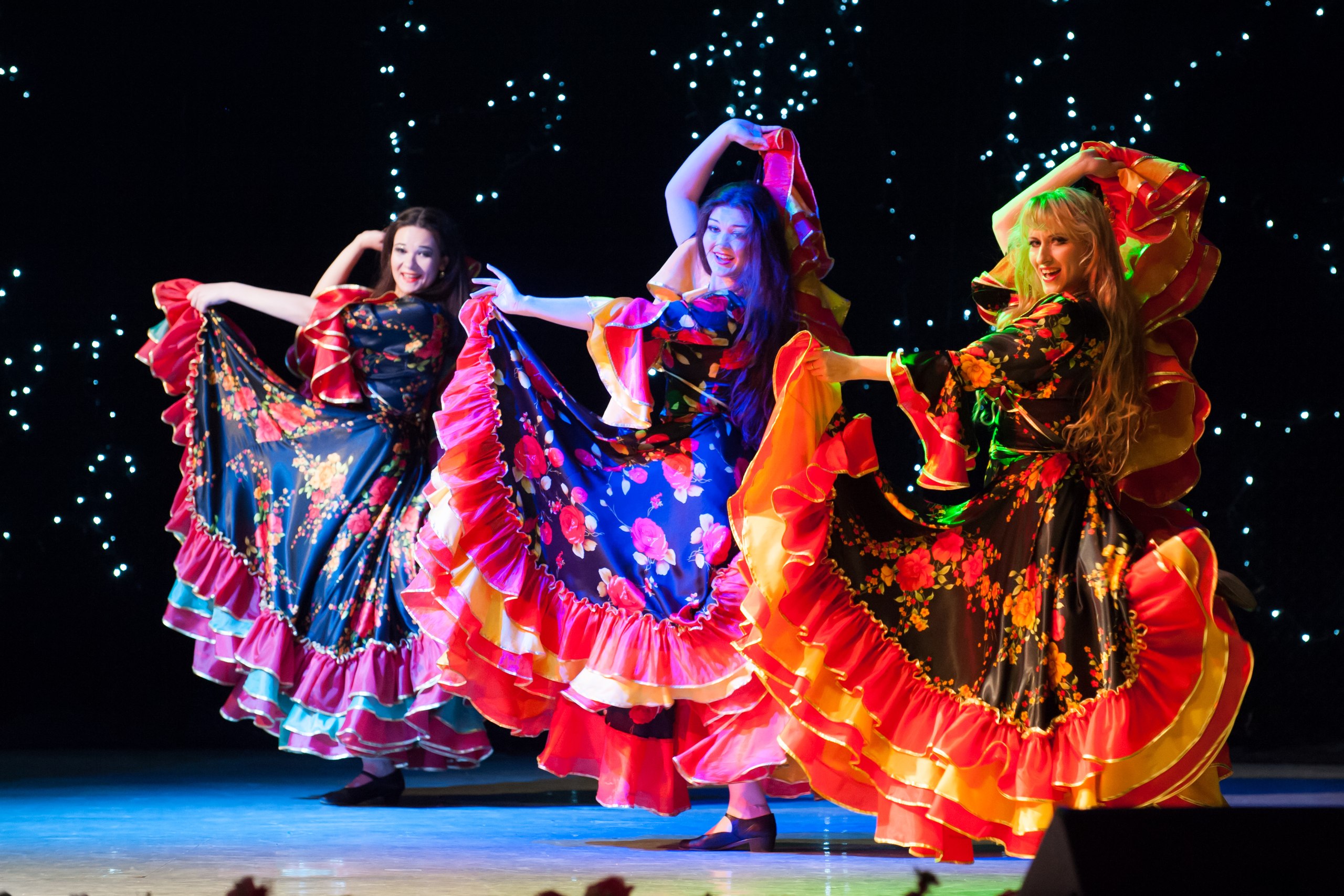 Цыганская танцевальная веселая. Цыганские пляски. Цыганский танец. Цыгане танцуют. Танцы цыган.