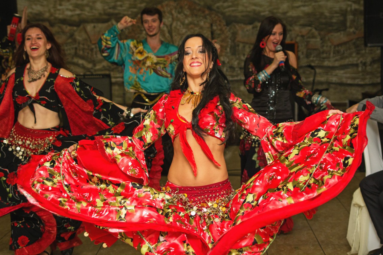 Веселые цыганские танцы. Цыгане танцуют. Цыганка танцует. Цыганский танец. Танцы цыган.