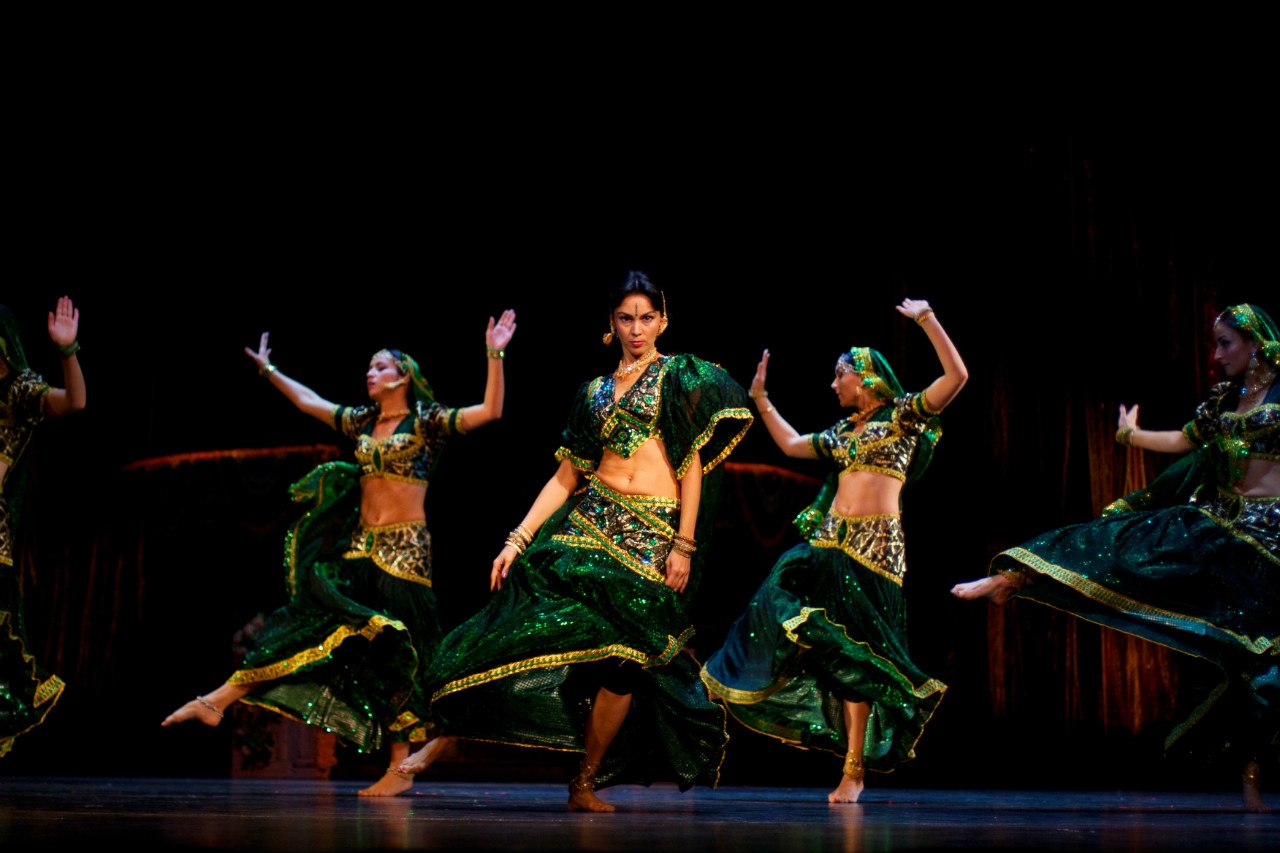 Орто инфо танцевальная. Индийские танцы. Индия танцы. Школа индийских танцев. Костюмы Болливуд индийские.